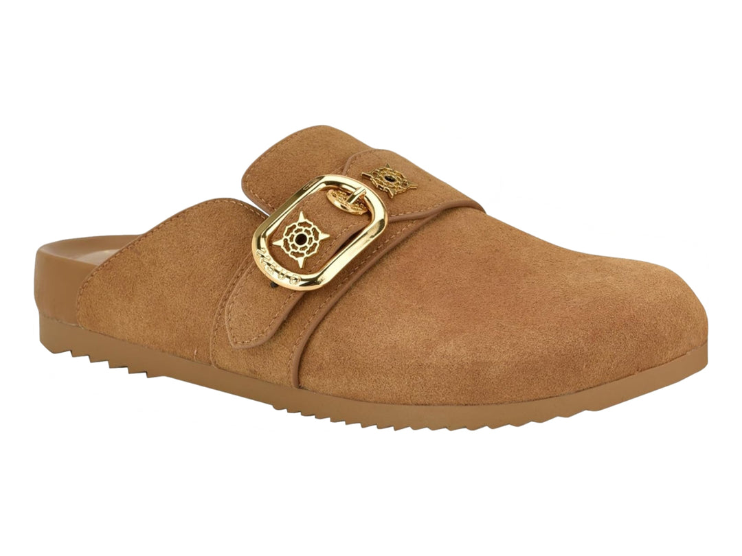 Zapato tipo mule color tan de gamuza con hebilla dorada frontal.