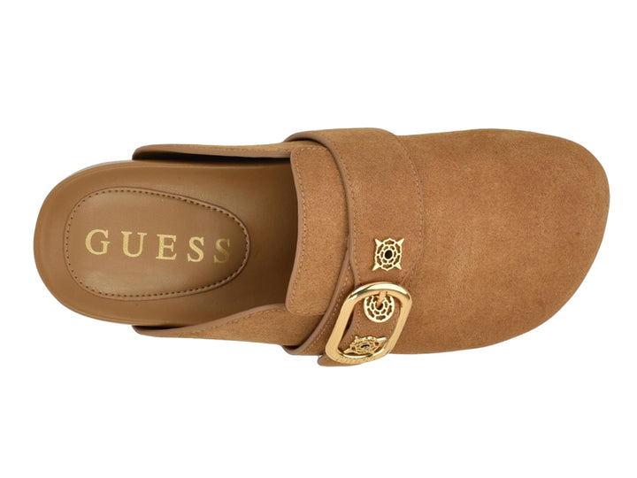 Zapato tipo mule color tan de gamuza con hebilla dorada frontal.
