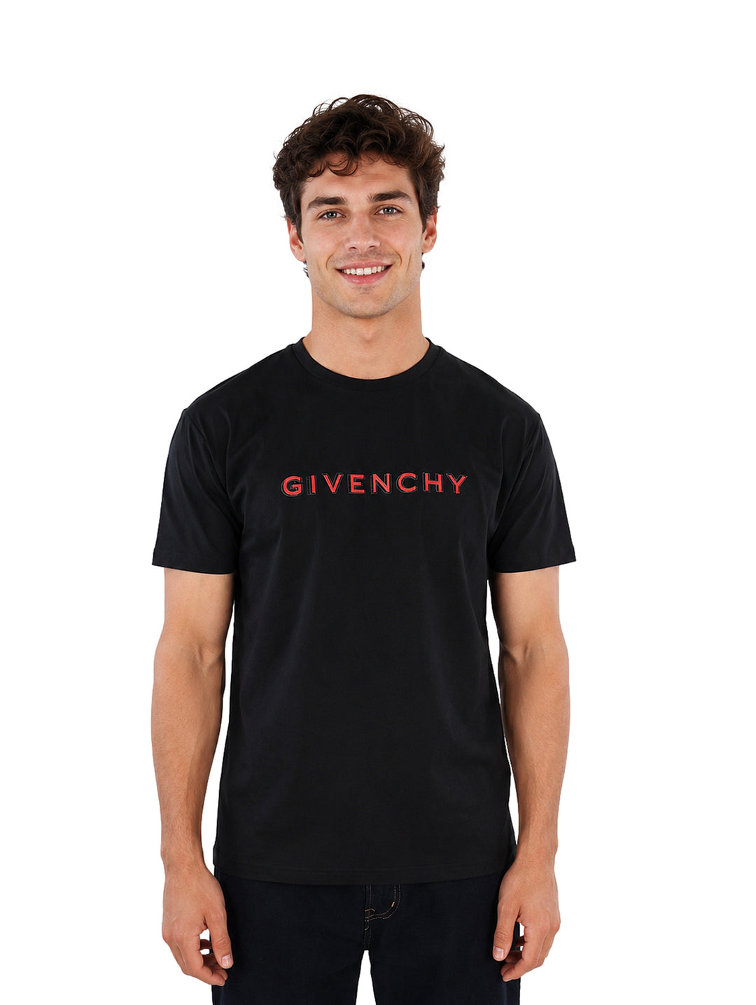 Hombre vistiendo una playera Givenchy de color negro con logotipo rojo en el pecho.