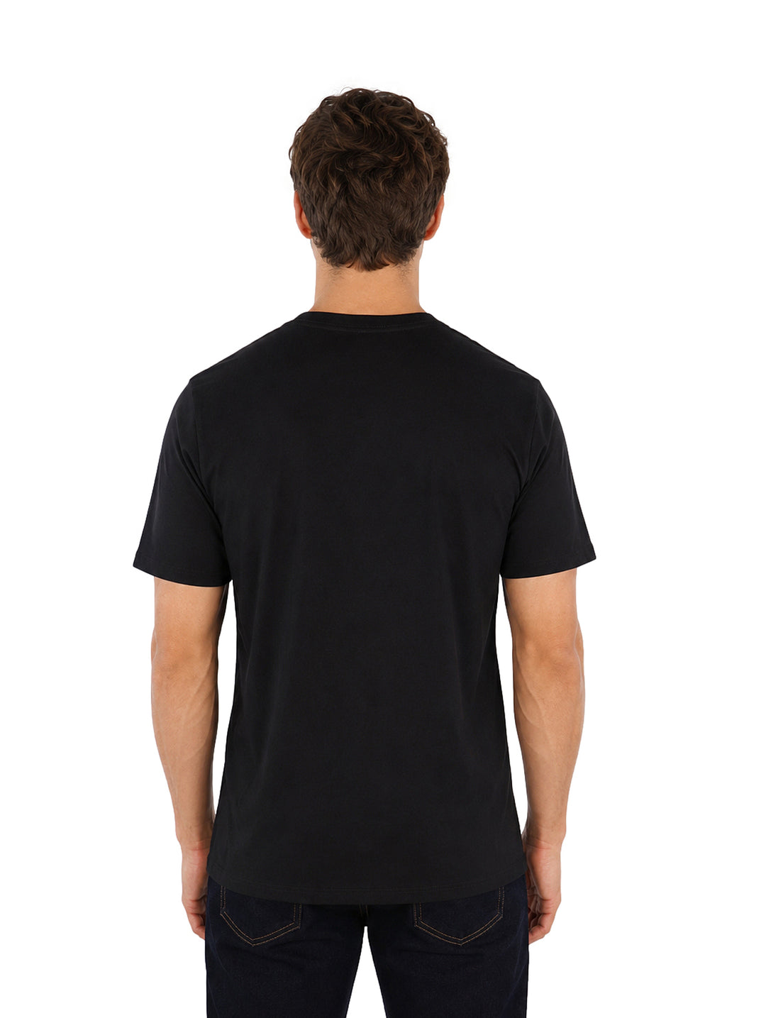 Hombre vistiendo una playera Givenchy de color negro con logotipo rojo en el pecho.