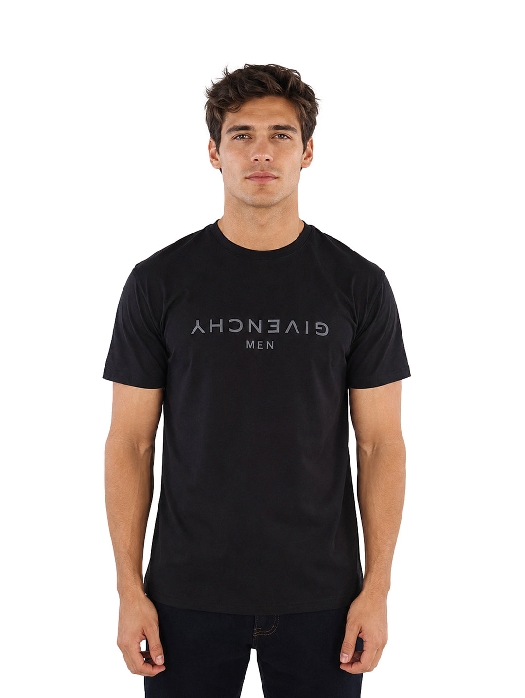 Hombre vistiendo playera Givenchy color negro de manga corta y cuello redondo.