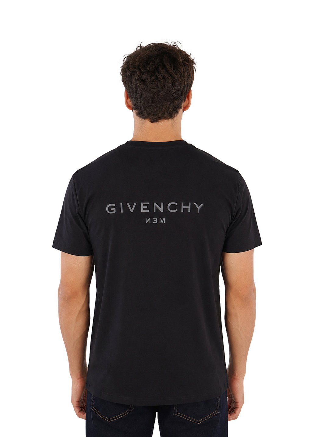 Hombre vistiendo playera Givenchy color negro de manga corta y cuello redondo.