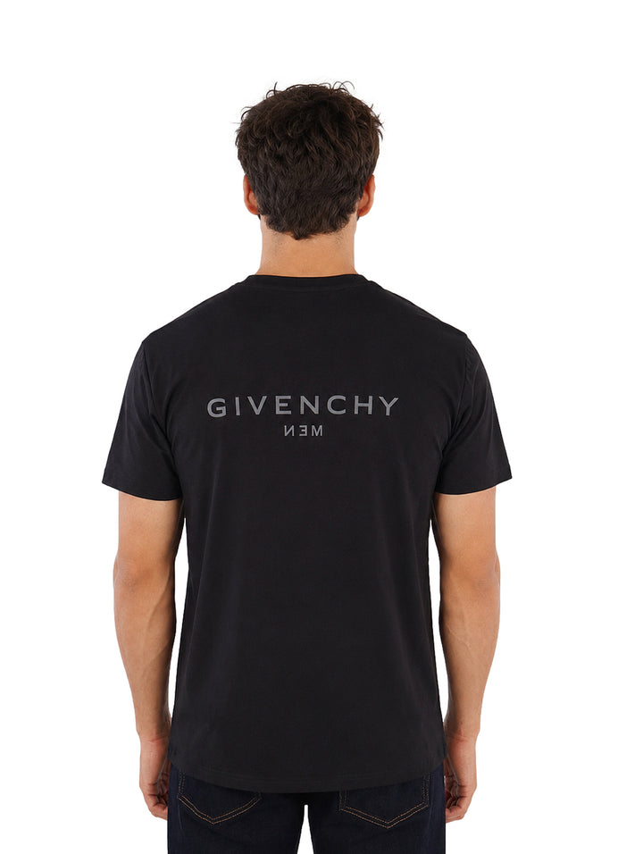Hombre vistiendo playera Givenchy color negro de manga corta y cuello redondo.