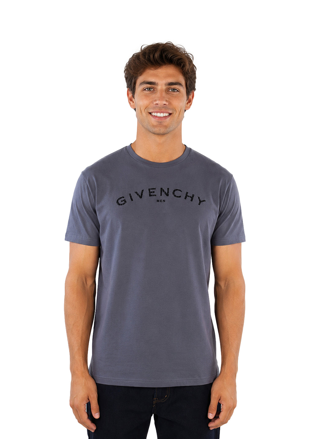 Hombre vistiendo playera Givenchy color gris azulado de manga corta y cuello redondo.