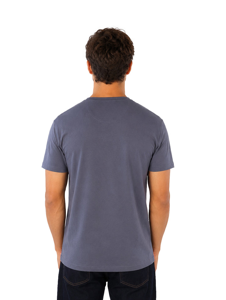 Hombre vistiendo playera Givenchy color gris azulado de manga corta y cuello redondo.