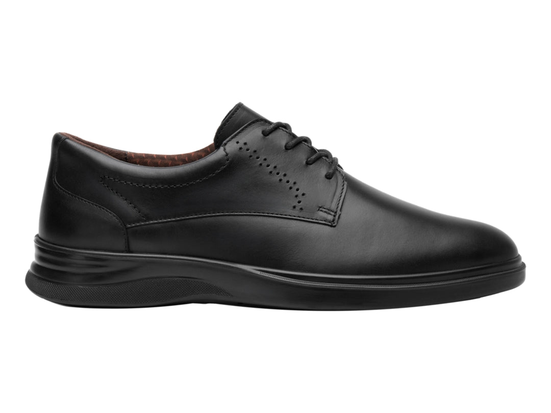 Zapato formal negro de cuero con agujetas y suela flexible.