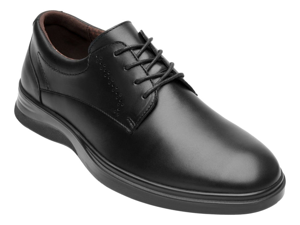 Zapato formal negro de cuero con agujetas y suela flexible.