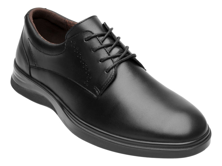 Zapato formal negro de cuero con agujetas y suela flexible.