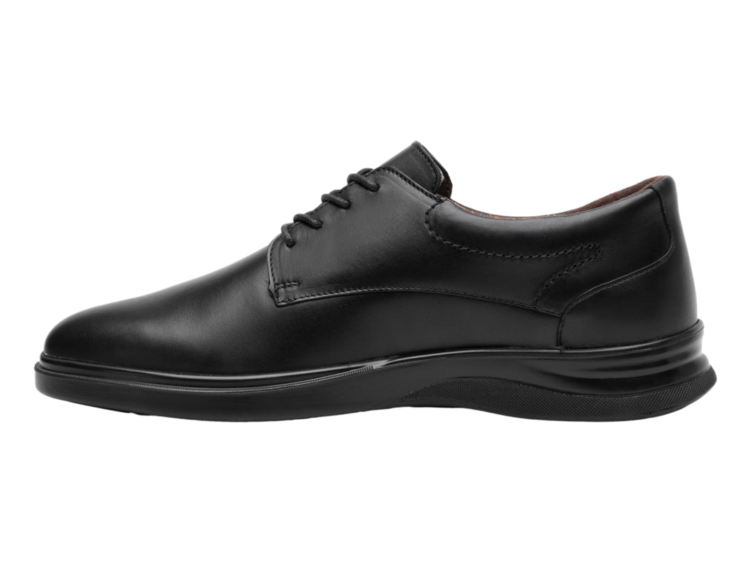 Zapato formal negro de cuero con agujetas y suela flexible.