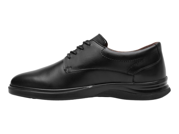 Zapato formal negro de cuero con agujetas y suela flexible.
