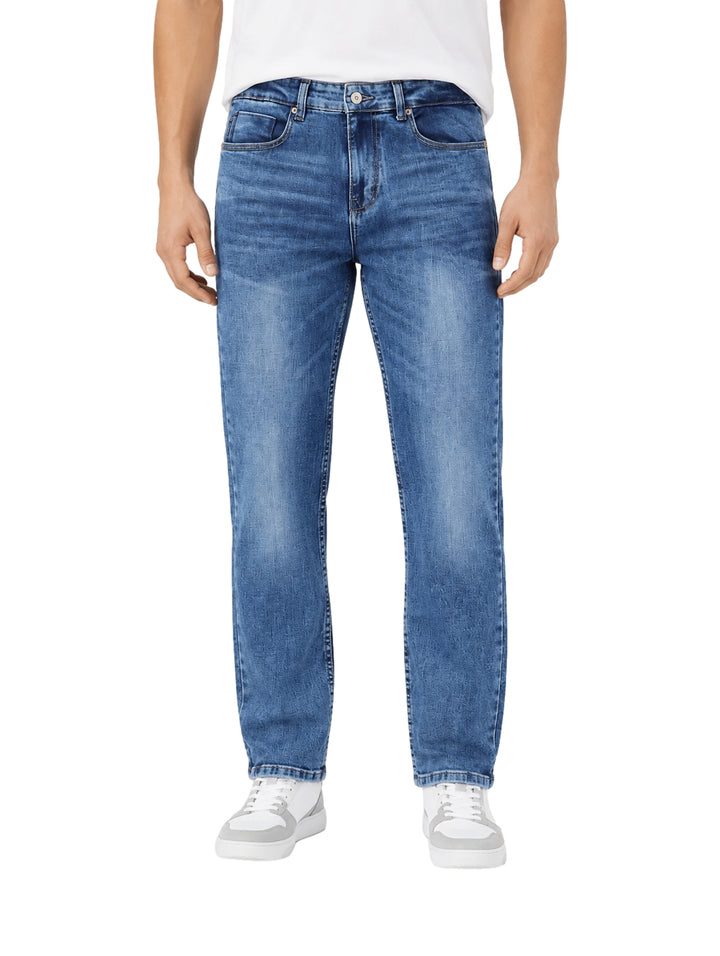 Hombre vistiendo pantalones jeans de color azul marca Bratto.