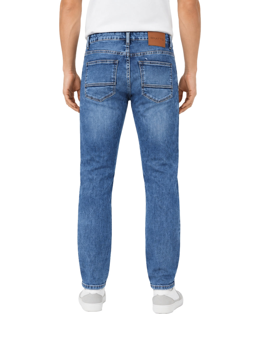 Hombre vistiendo pantalones jeans de color azul marca Bratto.