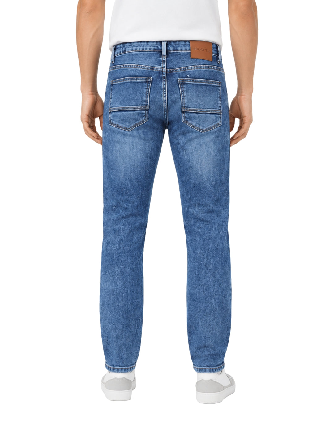 Hombre vistiendo pantalones jeans de color azul marca Bratto.