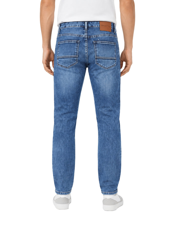 Hombre vistiendo pantalones jeans de color azul marca Bratto.