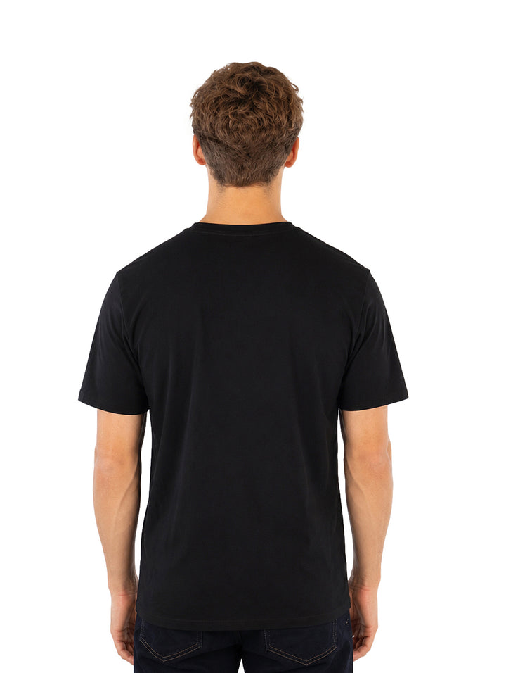 Hombre vistiendo playera negra de manga corta con logo de Karl Lagerfeld en el pecho.