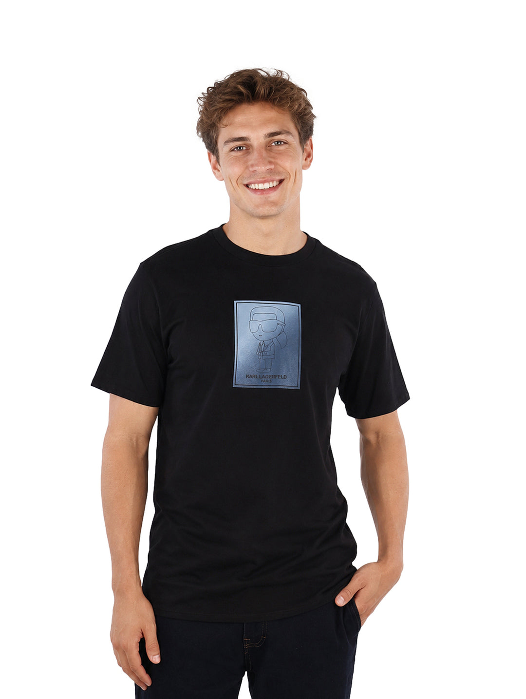 Hombre vistiendo playera negra de manga corta con estampado gráfico frontal de Karl Lagerfeld.