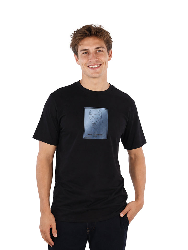 Hombre vistiendo playera negra de manga corta con estampado gráfico frontal de Karl Lagerfeld.