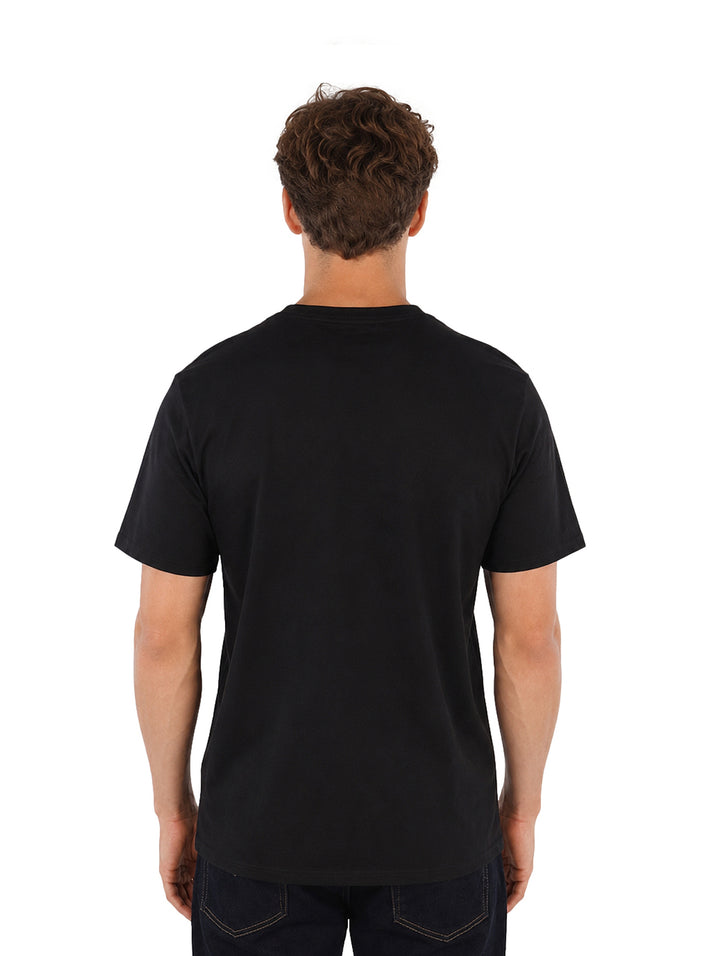 Hombre vistiendo playera negra de manga corta con estampado gráfico frontal de Karl Lagerfeld.