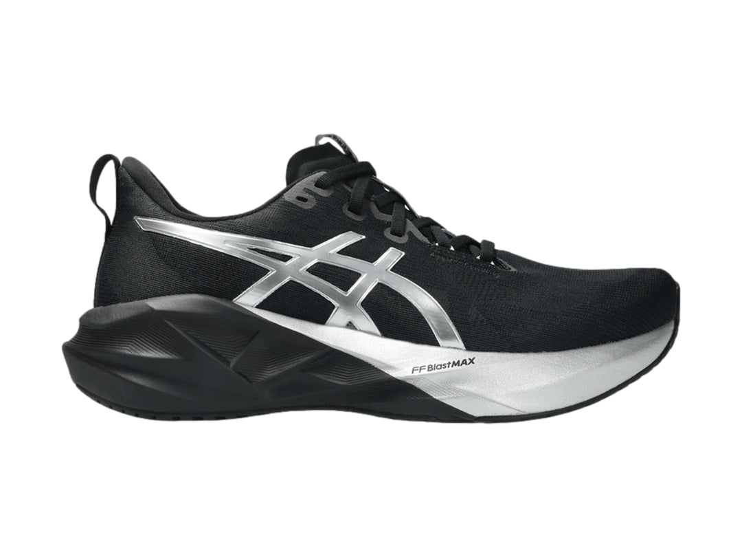 Tenis deportivos ASICS Novablast 5 en colores negro y plata para hombre.