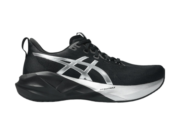 Tenis deportivos ASICS Novablast 5 en colores negro y plata para hombre.