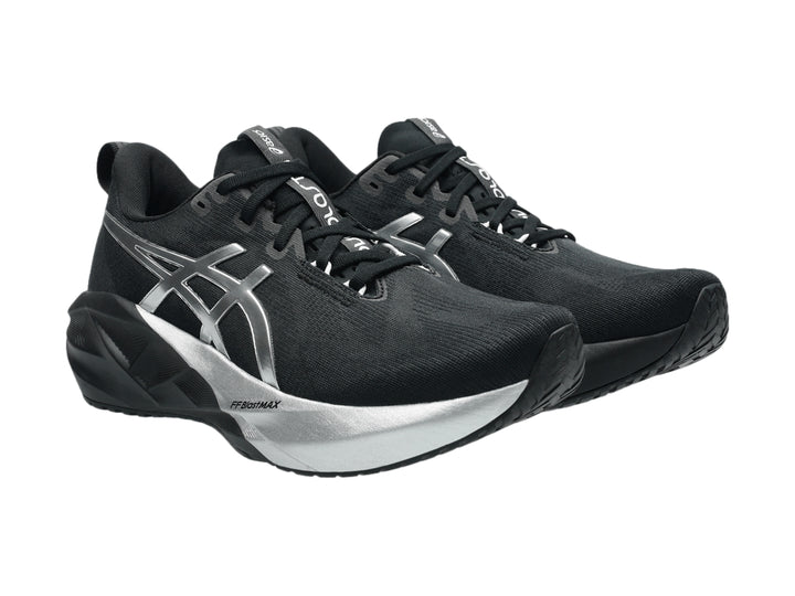 Tenis deportivos ASICS Novablast 5 en colores negro y plata para hombre.