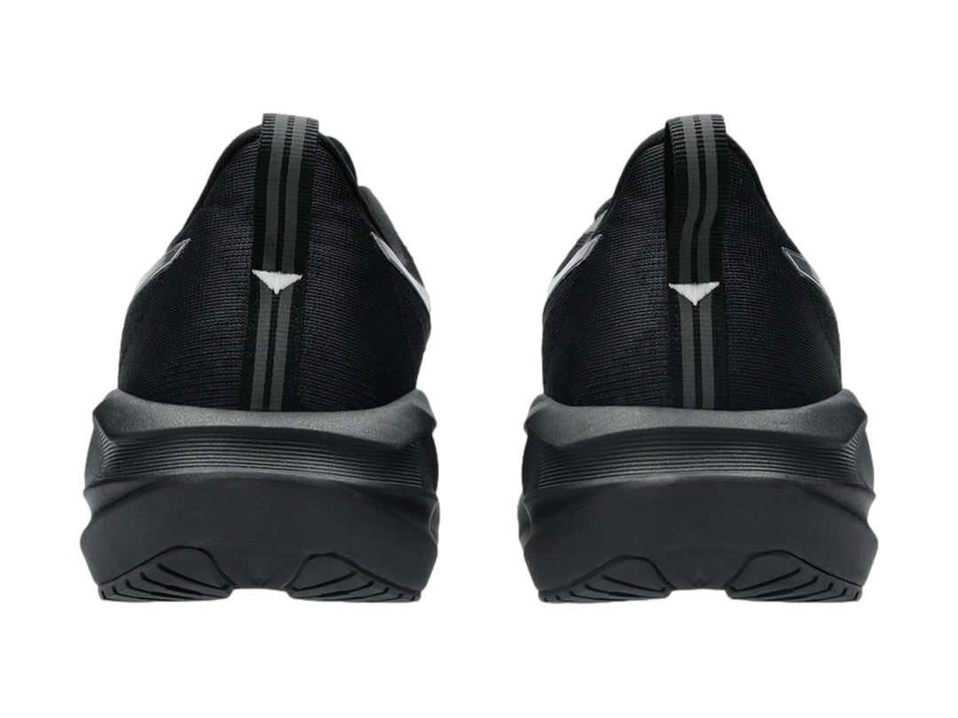 Tenis deportivos ASICS Novablast 5 en colores negro y plata para hombre.