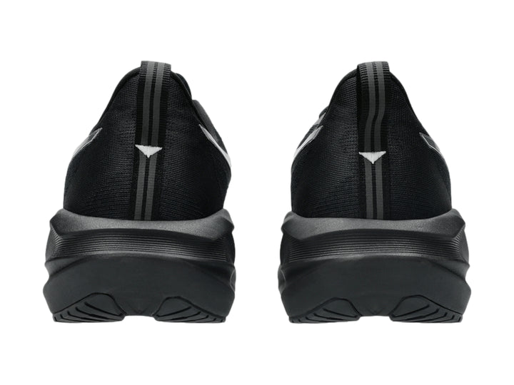 Tenis deportivos ASICS Novablast 5 en colores negro y plata para hombre.