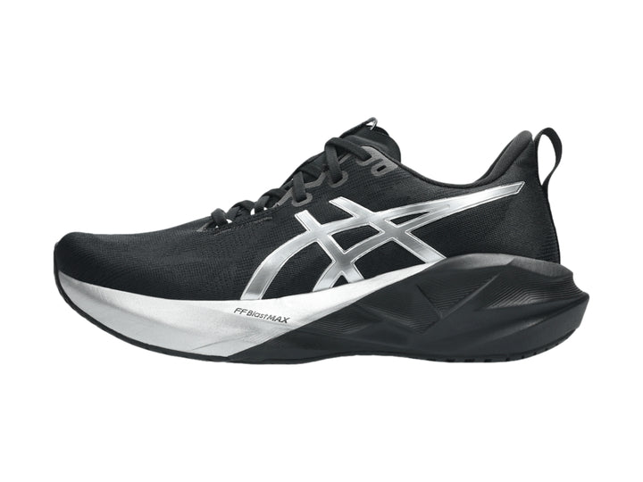 Tenis deportivos ASICS Novablast 5 en colores negro y plata para hombre.