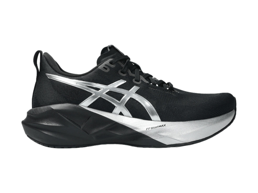 Tenis deportivos ASICS Novablast 5 en color negro con detalles en platino para mujer.