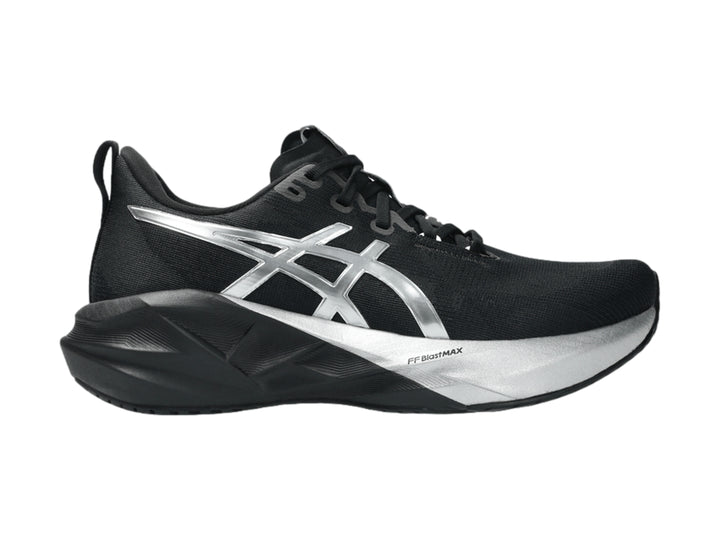 Tenis deportivos ASICS Novablast 5 en color negro con detalles en platino para mujer.