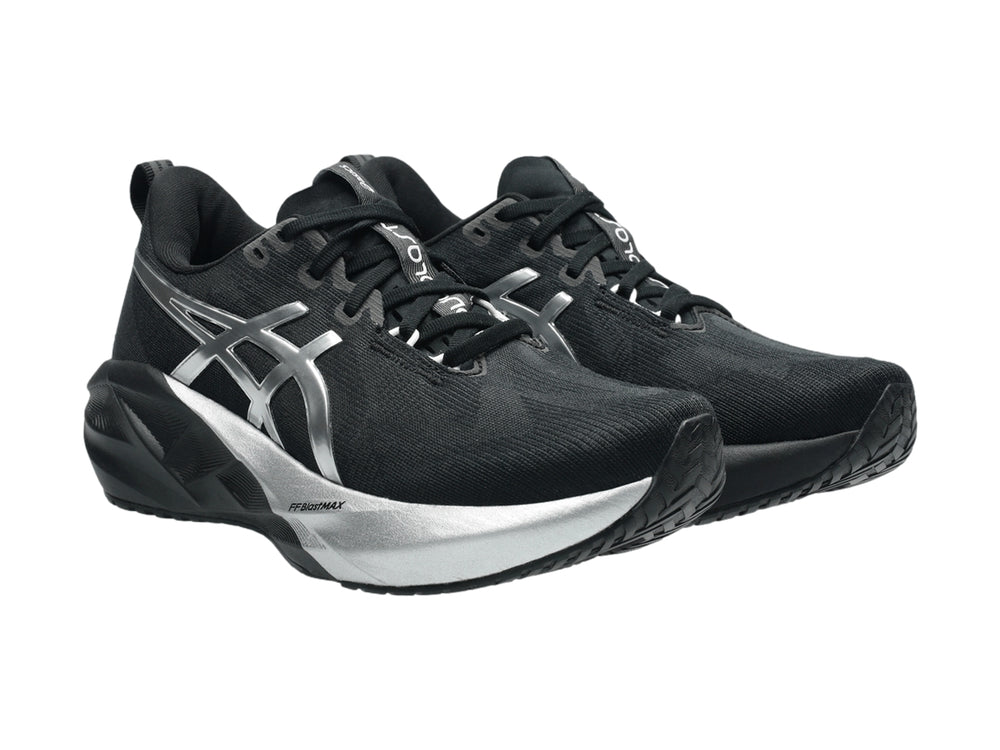 Tenis deportivos ASICS Novablast 5 en color negro con detalles en platino para mujer.