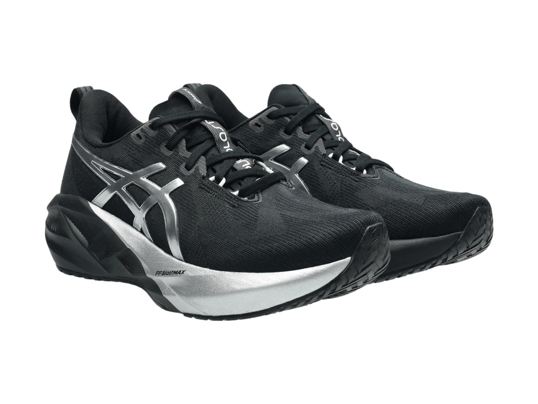 Tenis deportivos ASICS Novablast 5 en color negro con detalles en platino para mujer.