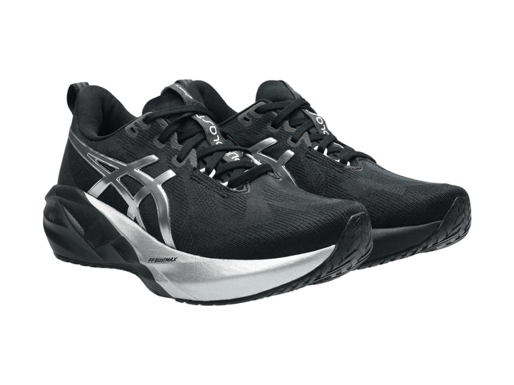 Tenis deportivos ASICS Novablast 5 en color negro con detalles en platino para mujer.