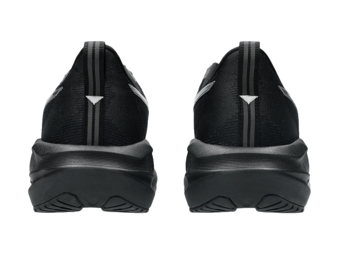 Tenis deportivos ASICS Novablast 5 en color negro con detalles en platino para mujer.