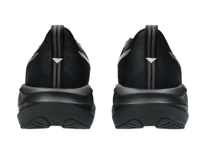 Tenis deportivos ASICS Novablast 5 en color negro con detalles en platino para mujer.