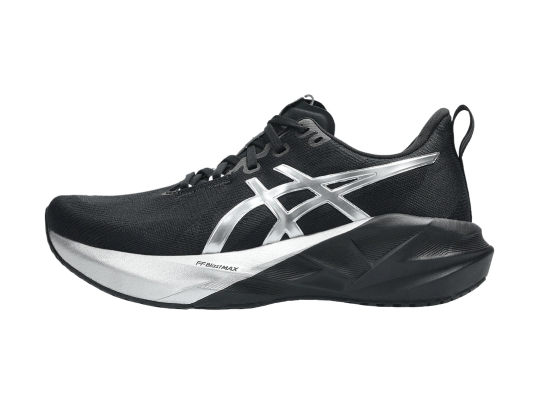 Tenis deportivos ASICS Novablast 5 en color negro con detalles en platino para mujer.