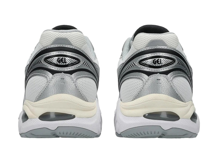 Tenis deportivos ASICS GT-2160 en color blanco y plata con diseño de malla y detalles sintéticos.