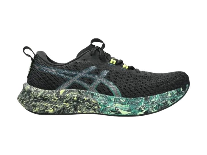 Tenis deportivos ASICS color negro con suela jaspeada en tonos verde y amarillo.