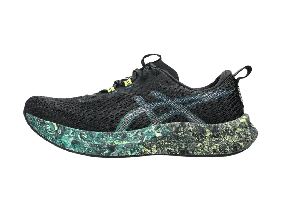Tenis deportivos ASICS color negro con suela jaspeada en tonos verde y amarillo.