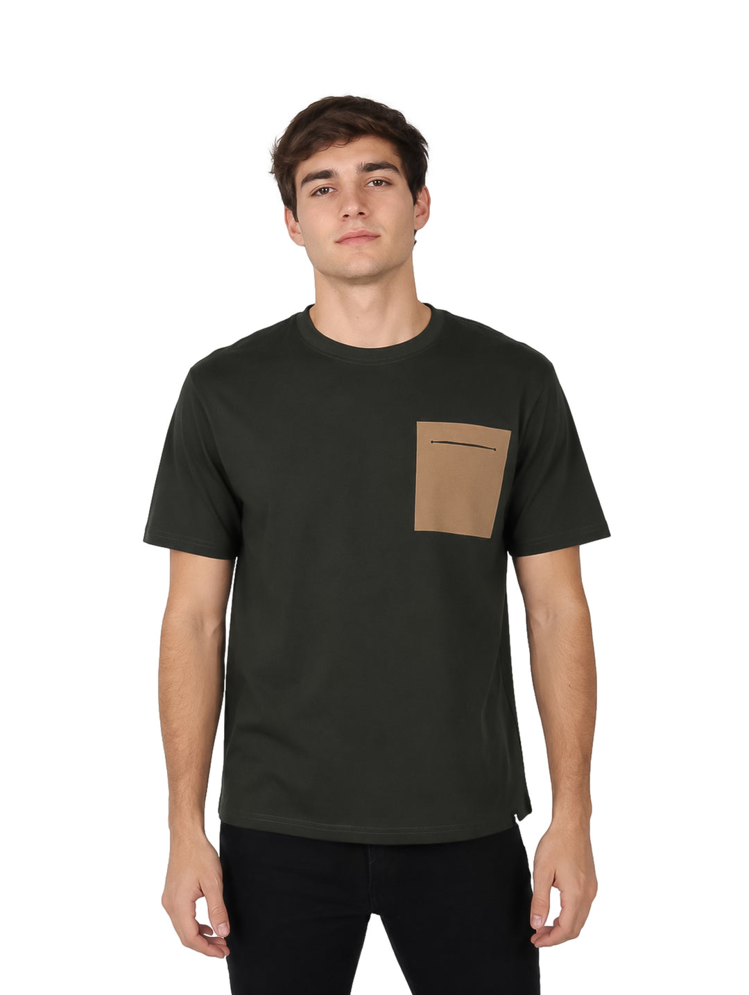 Hombre vistiendo playera color olive con un bolsillo frontal en tono café.