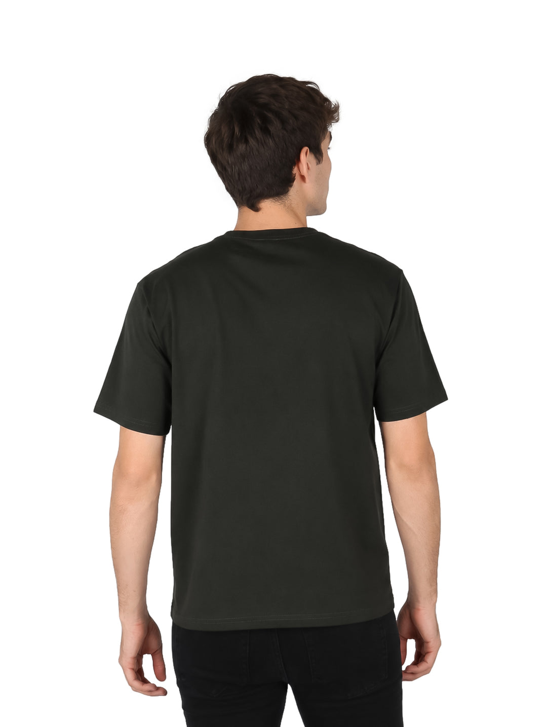 Hombre vistiendo playera color olive con un bolsillo frontal en tono café.