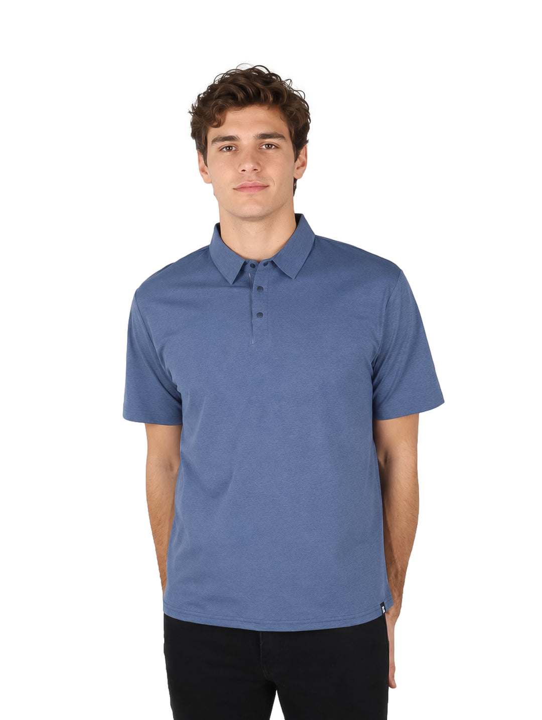Hombre vistiendo una playera polo de color azul con cuello y botones.