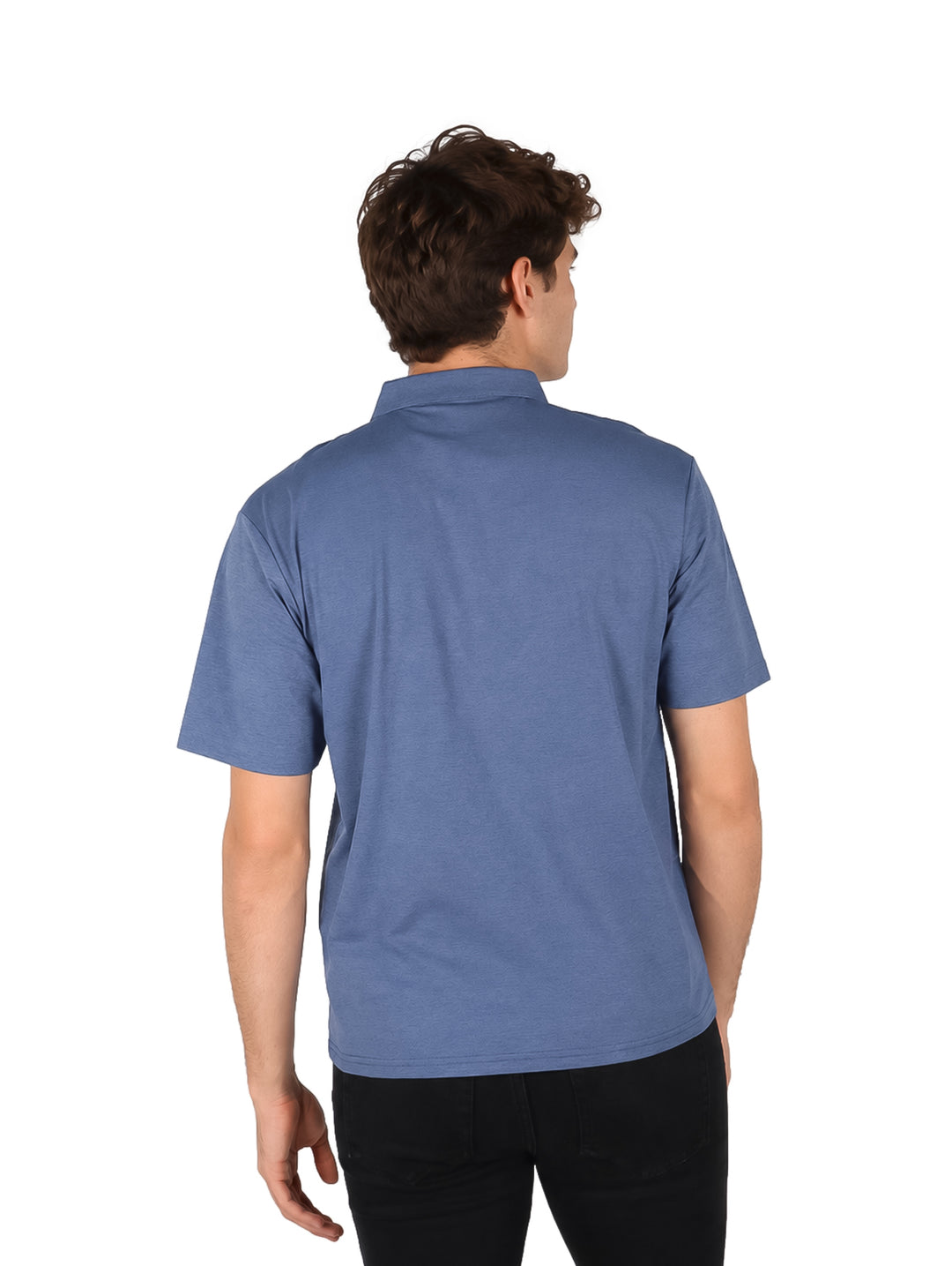 Hombre vistiendo una playera polo de color azul con cuello y botones.
