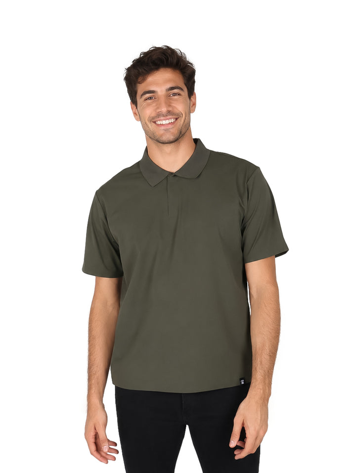Hombre usando playera polo color oliva de la marca UNGA sobre fondo blanco.