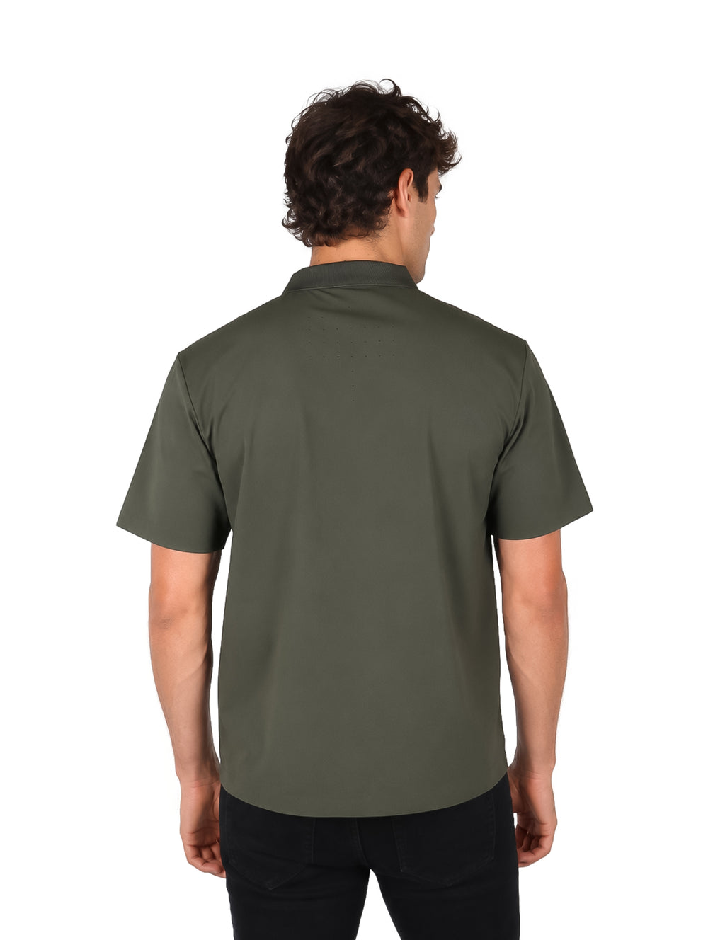 Hombre usando playera polo color oliva de la marca UNGA sobre fondo blanco.