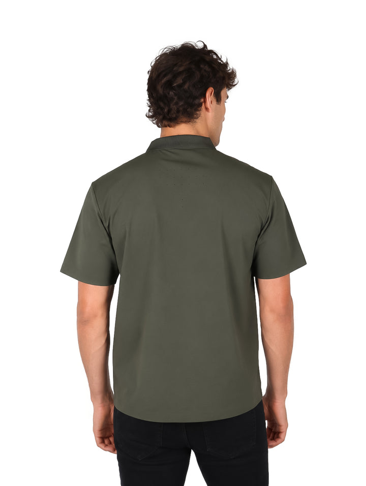 Hombre usando playera polo color oliva de la marca UNGA sobre fondo blanco.