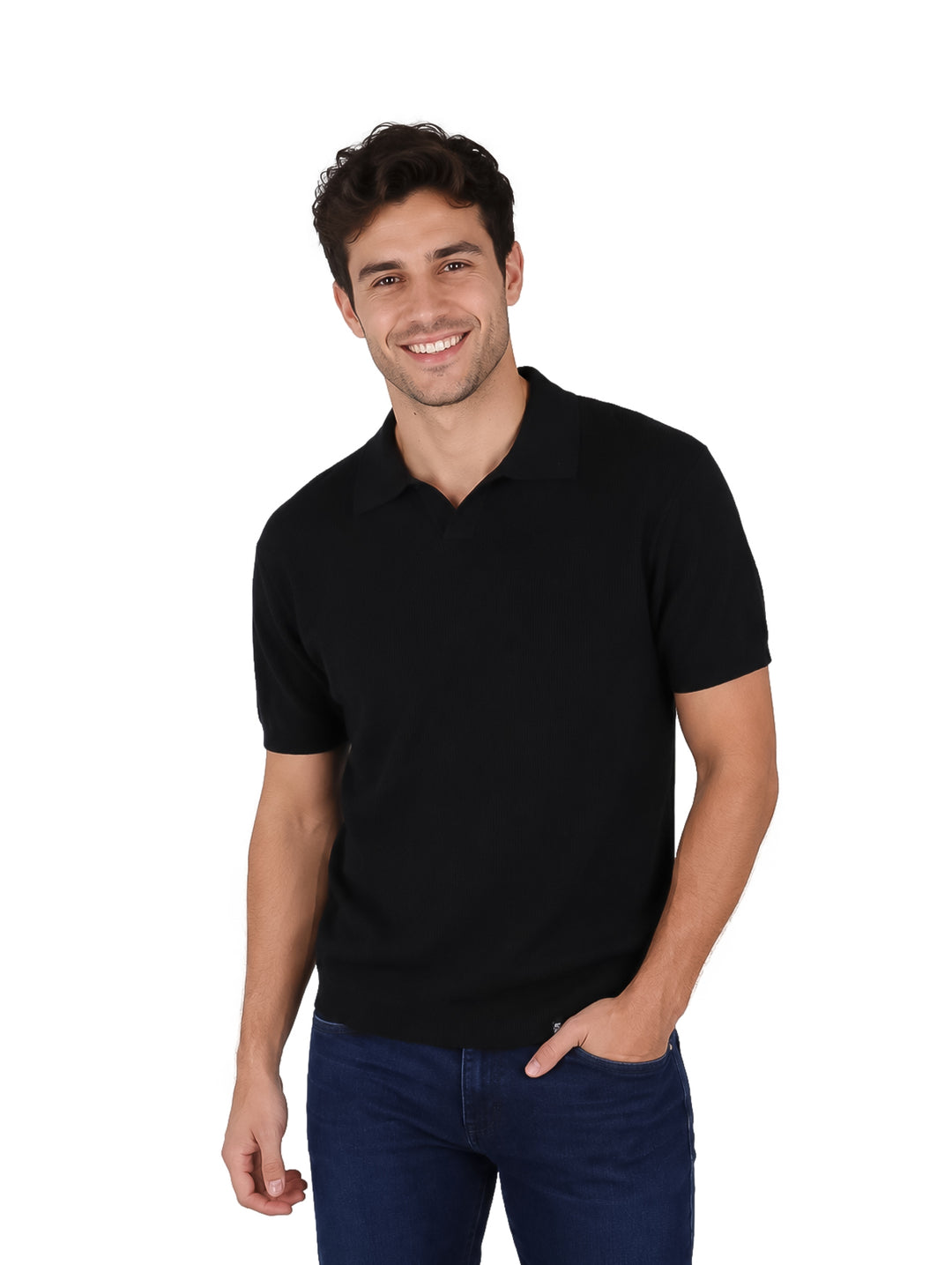 Hombre vistiendo una playera polo de color negro y pantalones azules.