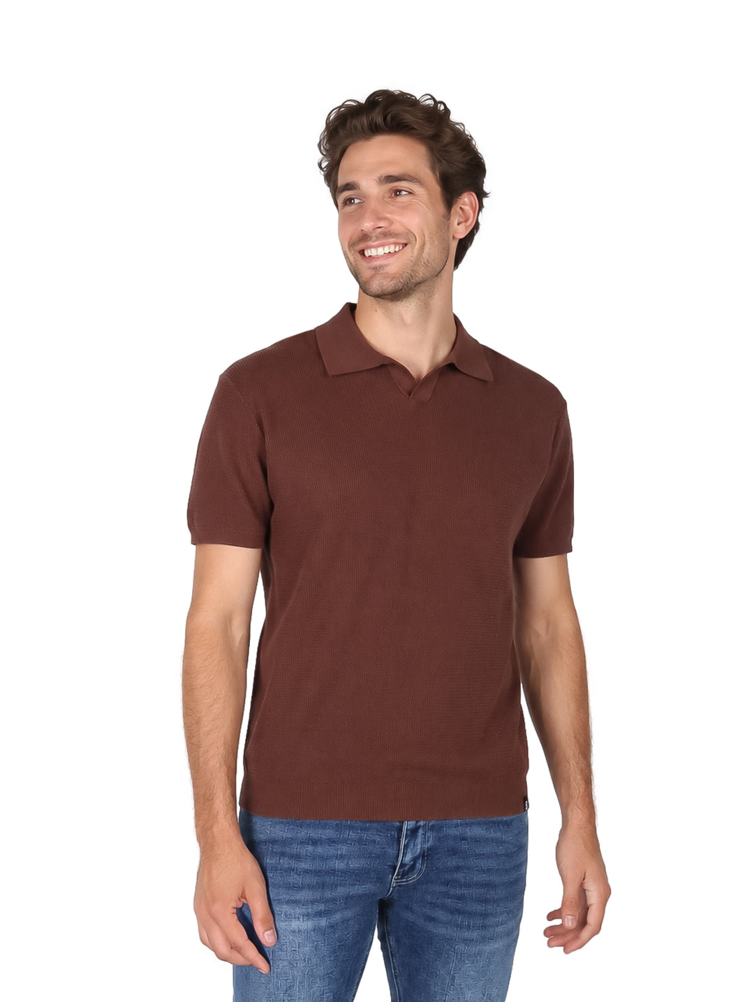 Hombre vistiendo una playera polo color café de manga corta.