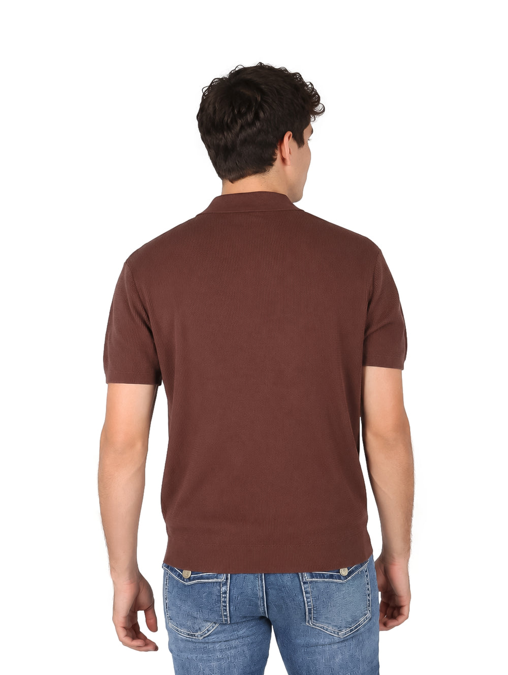 Hombre vistiendo una playera polo color café de manga corta.