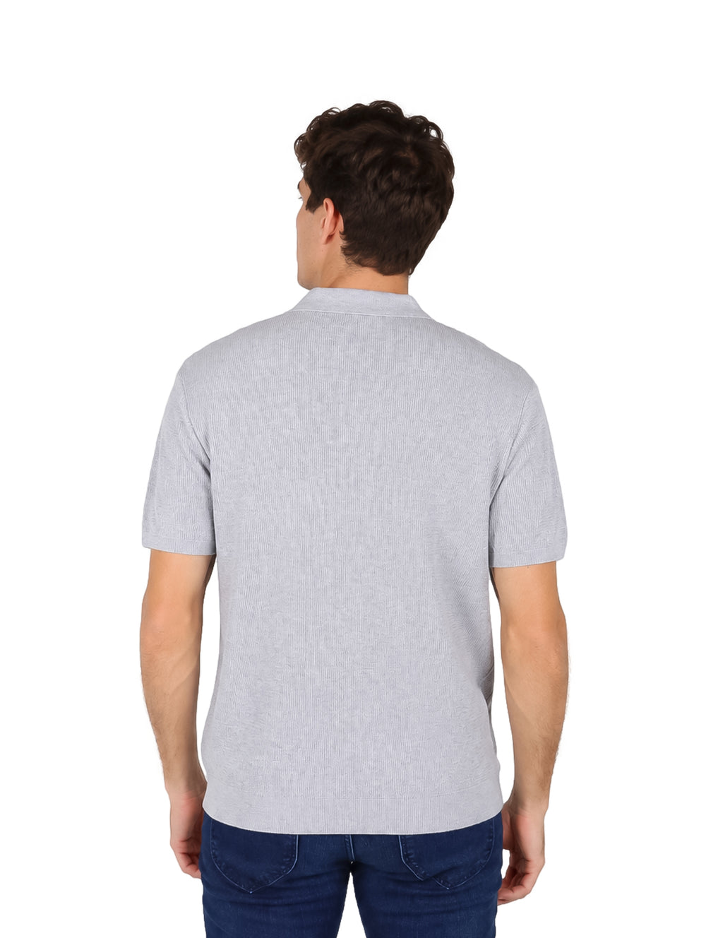 Hombre vistiendo una playera polo color gris de manga corta y cuello.